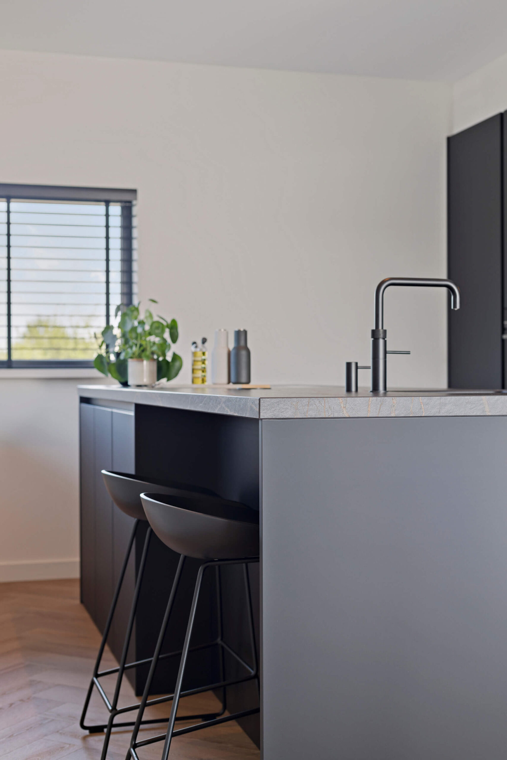 Zwarte keuken met eiland